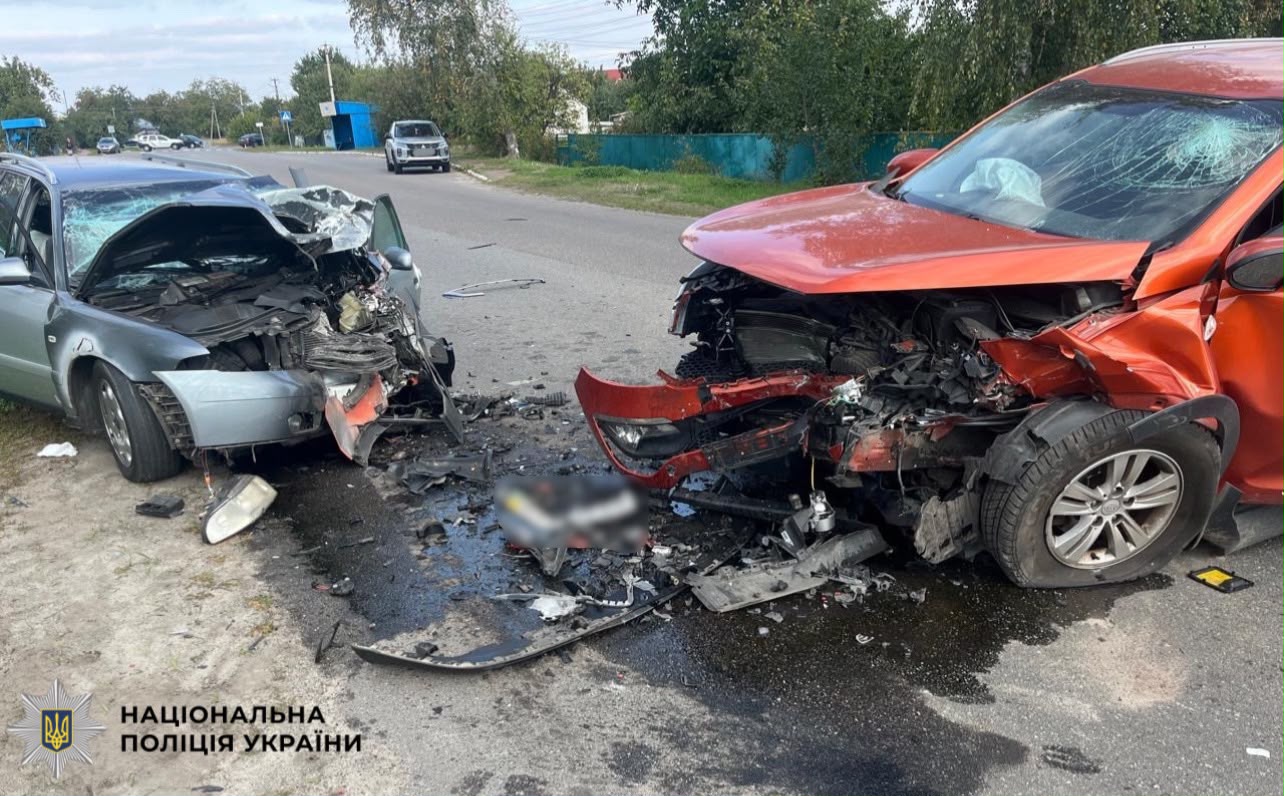 Місце смертельної аварії з двома автомобілями та слідами рідини на асфальті, де загинув водій KIA