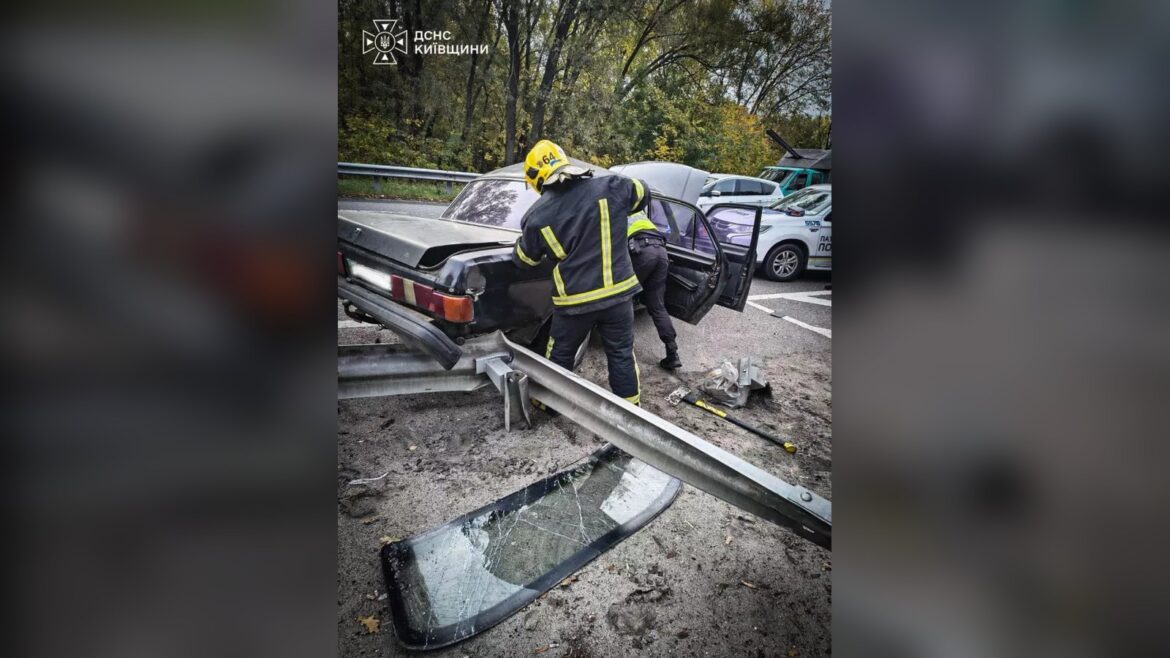 Рятувальники в жовтих касках розбирають деформований автомобіль на трасі Київ-Одеса після ДТП поблизу Глевахи
