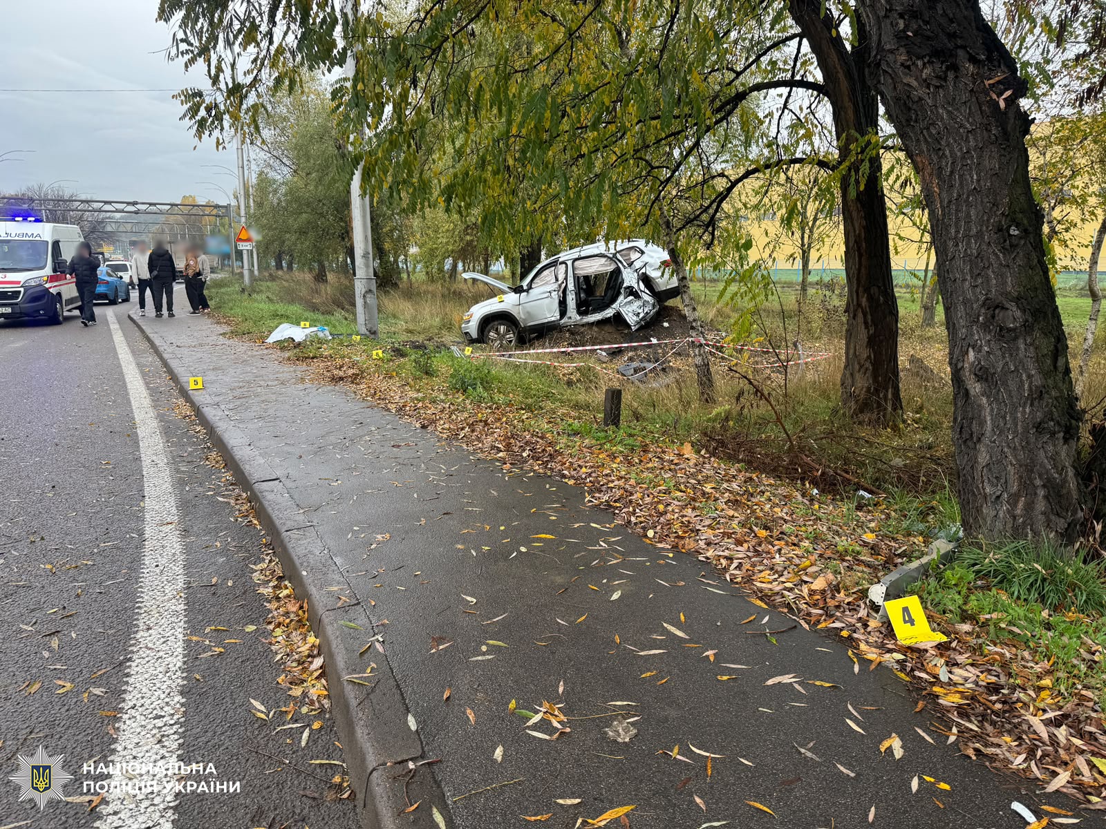 На Заболотного Volkswagen на швидкості влетів в електроопору: загинув 20-річний пасажир