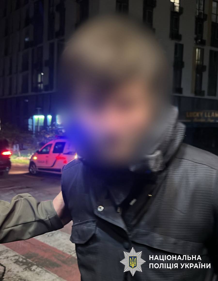 Киянин з ножем пограбував 16-річну баристу в кав’ярні на Шовкуненка