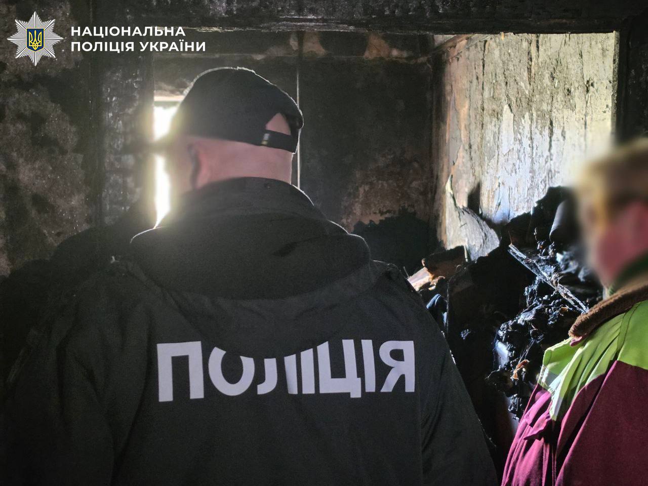 Поліцейський фіксує докази усередині пошкодженого приміщення після удару