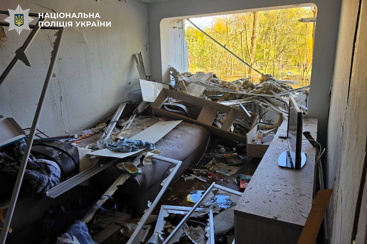 Зруйнований інтер'єр квартири з розбитими меблями та відкритим вікном на зелену листву