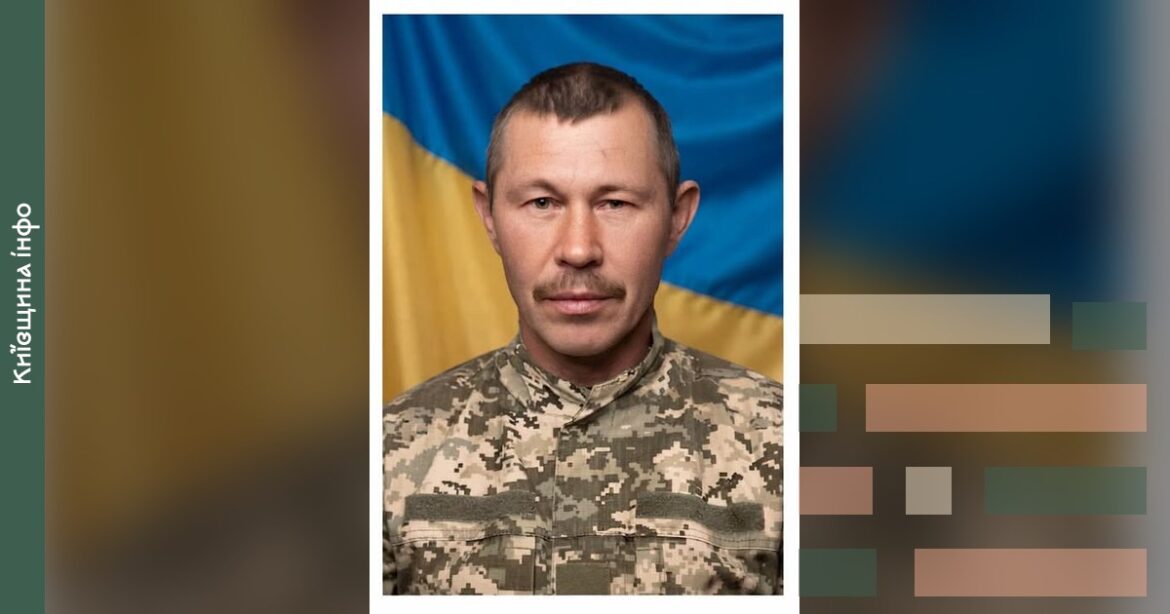 Військовослужбовець у піксельованому камуфляжу на тлі українського прапора