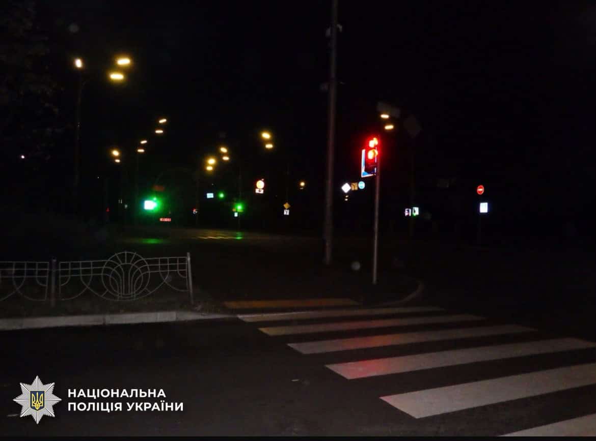 Нічна вулиця Будівельників у Дніпровському районі столиці з дорожними знаками та світлофорами