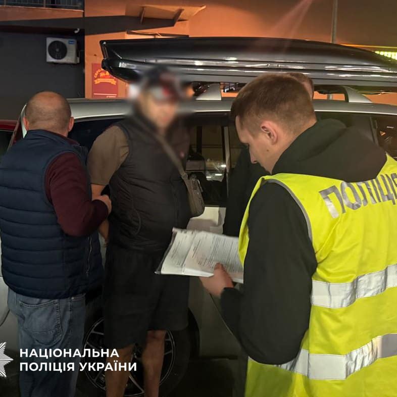 5,5 тисячі доларів за “звільнення” від армії: у Києві затримали двох ділків, які торгували впливом на ТЦК — фото 2