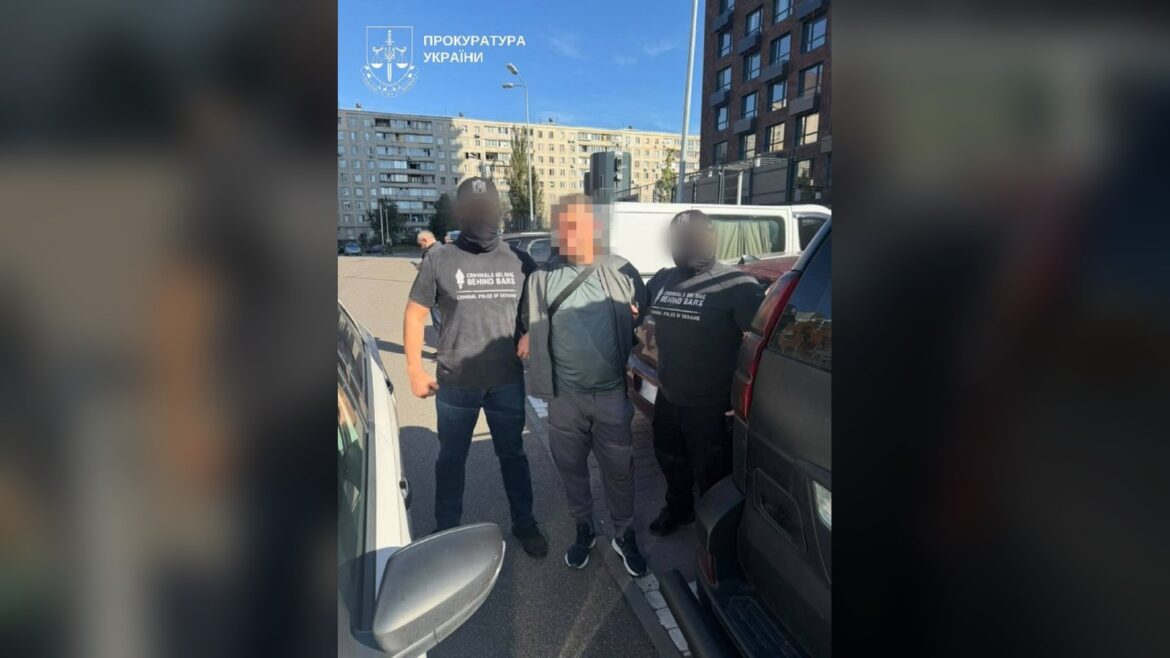 Затримання чоловіка біля супермаркету в Києві під час передачі грошей за організацію незаконного перетину кордону