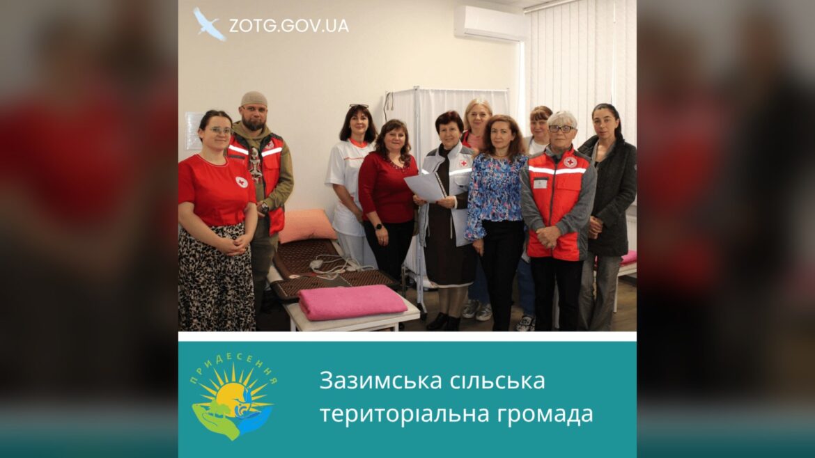 Працівники Червоного Хреста та представники громад на відкритті кабінету фізіотерапії в амбулаторії Калинівки
