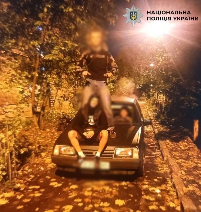 Під ракетними ударами по Києву 16-річний підліток вкрав авто, щоб покататися перед друзями, і розбив його