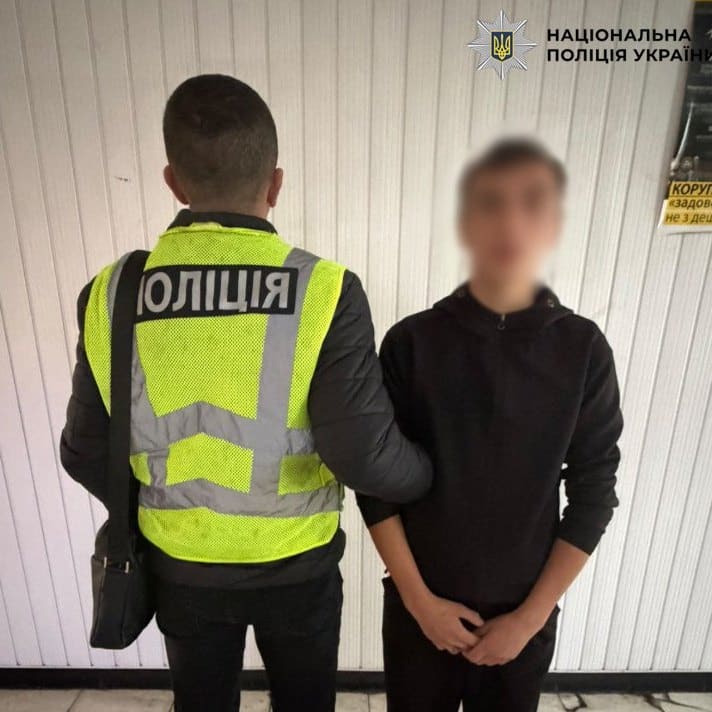 Під ракетними ударами по Києву 16-річний підліток вкрав авто, щоб покататися перед друзями, і розбив його