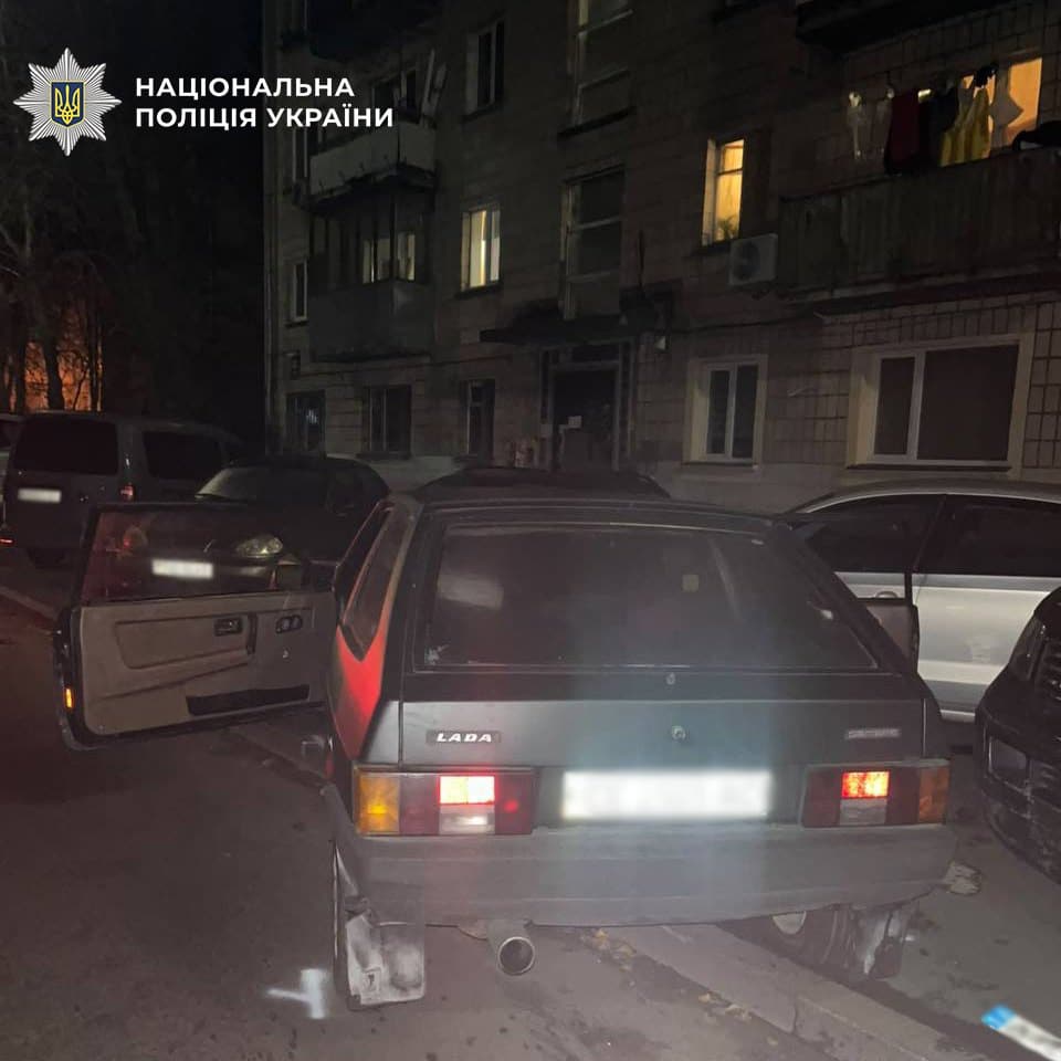 Під ракетними ударами по Києву 16-річний підліток вкрав авто, щоб покататися перед друзями, і розбив його