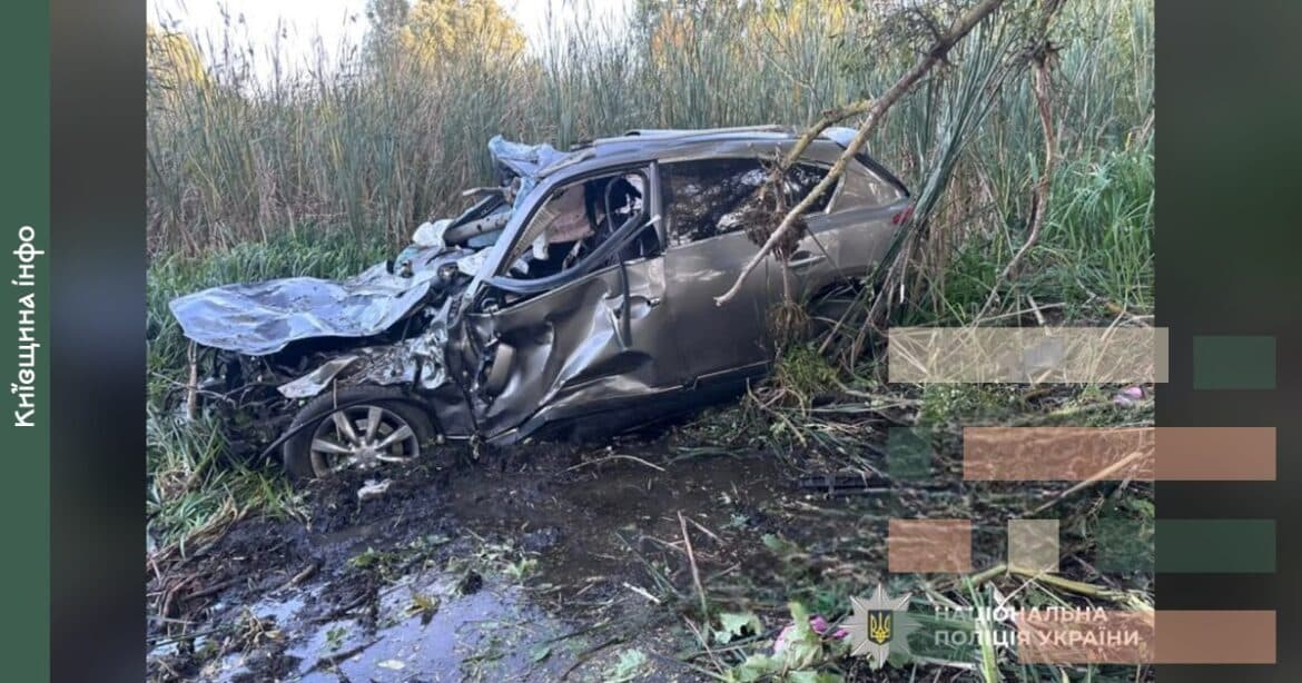 Розбитий автомобіль Infiniti у кюветі біля заростей на місці дорожної аварії на Білоцерківщині