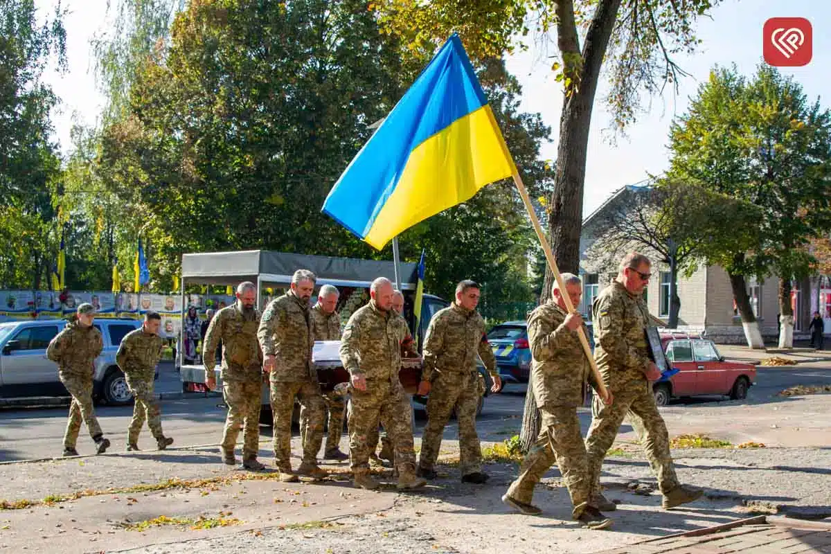 Військовослужбовці несуть український прапор під час урочистої церемонії в Переяславі