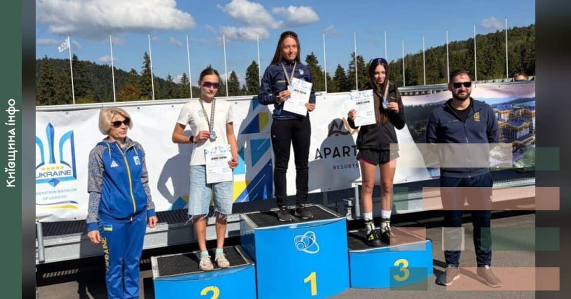 Спортсменки на подіумі з медалями на Чемпіонаті України з літнього біатлону у селі Яворів