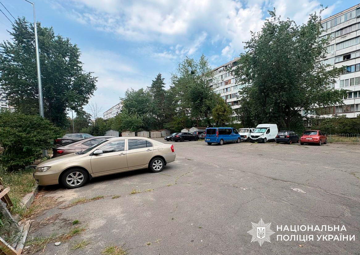 Паркувальний майданчик у дворі між багатоповерхівками на вулиці Братиславській, де незаконно збирали гроші за паркування