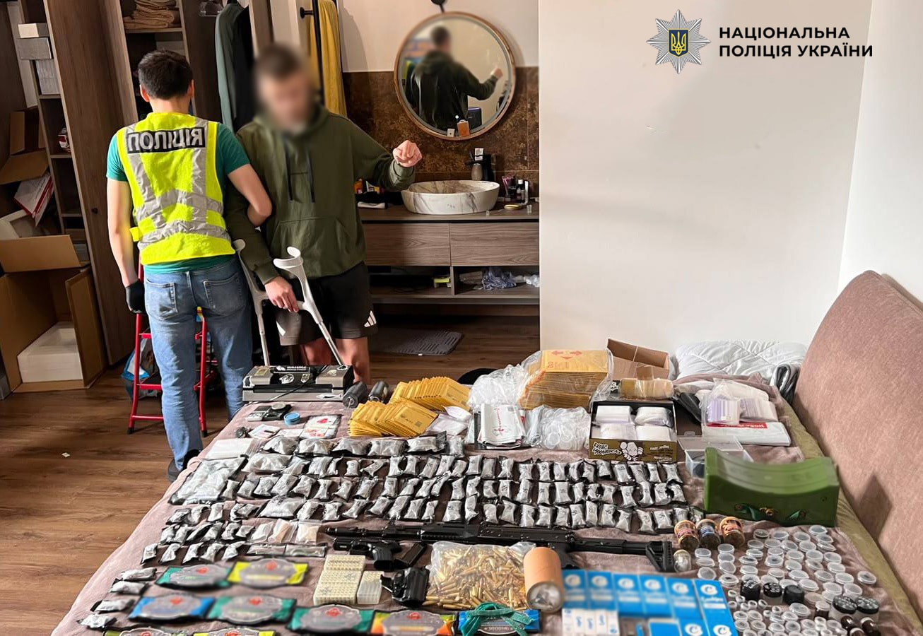 У Києві накрили наркогрупу: вдома у ділків знайшли автомат, пістолет і каністру з “товаром” на 2 мільйони