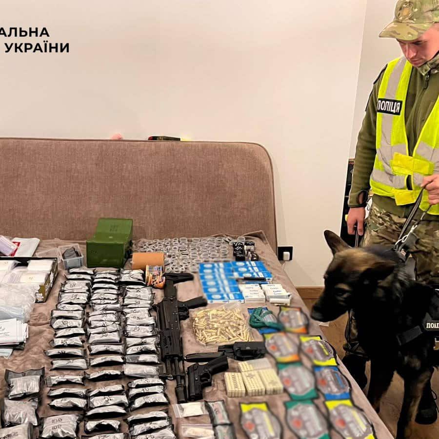У Києві накрили наркогрупу: вдома у ділків знайшли автомат, пістолет і каністру з “товаром” на 2 мільйони — фото 2
