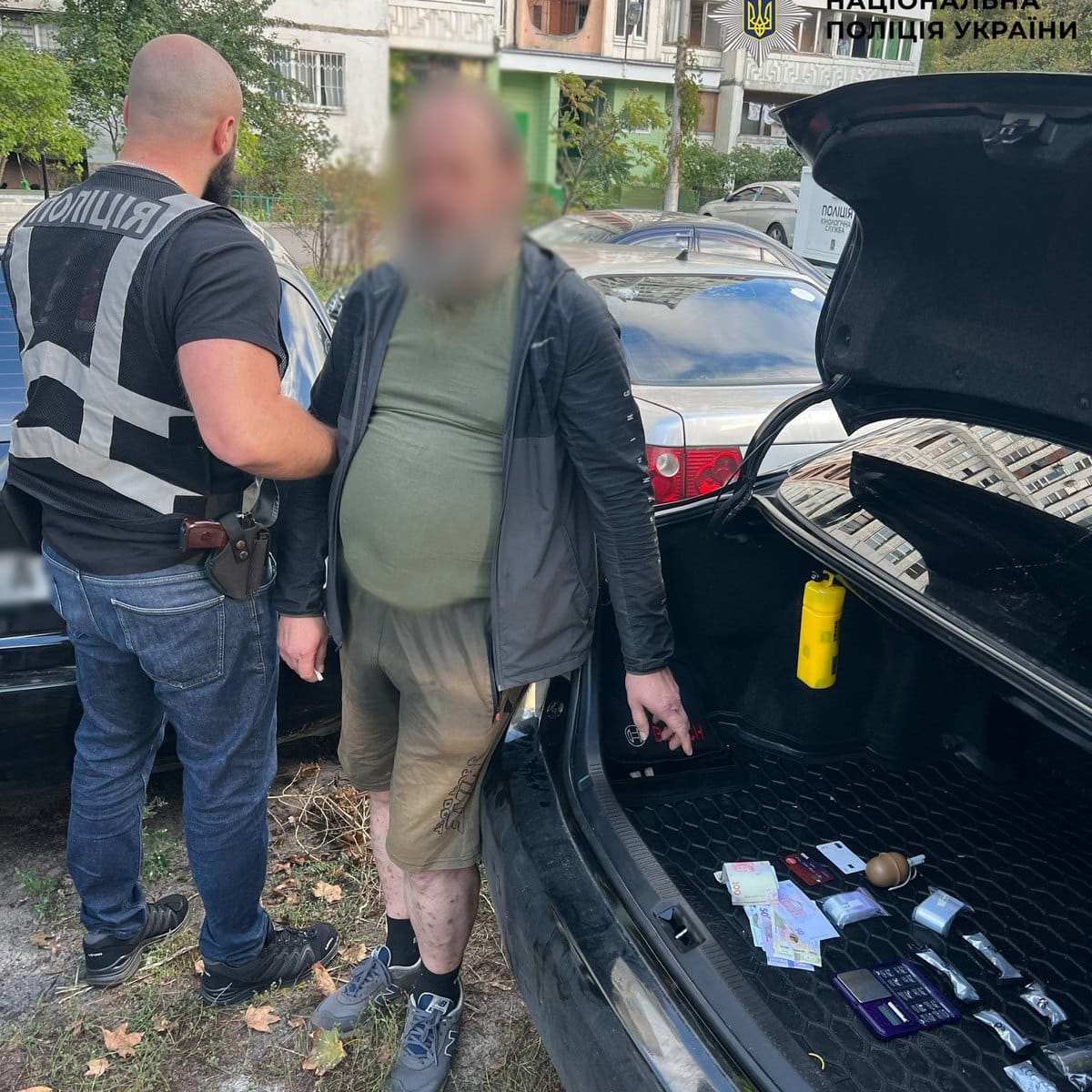У Києві накрили наркогрупу: вдома у ділків знайшли автомат, пістолет і каністру з “товаром” на 2 мільйони — фото 3