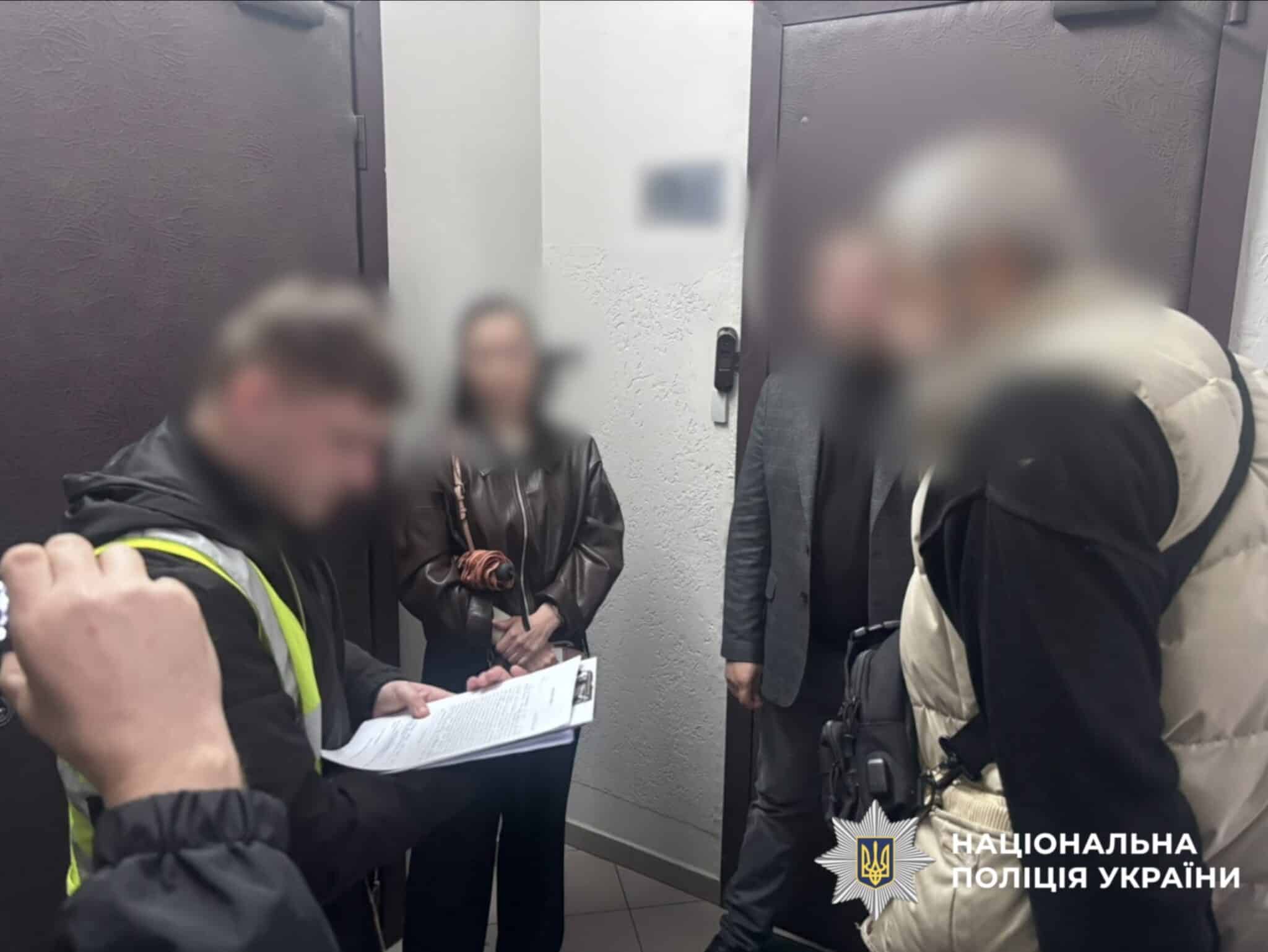 Оперативники спілкуються з особами під час розслідування випадку зловживань у федерації