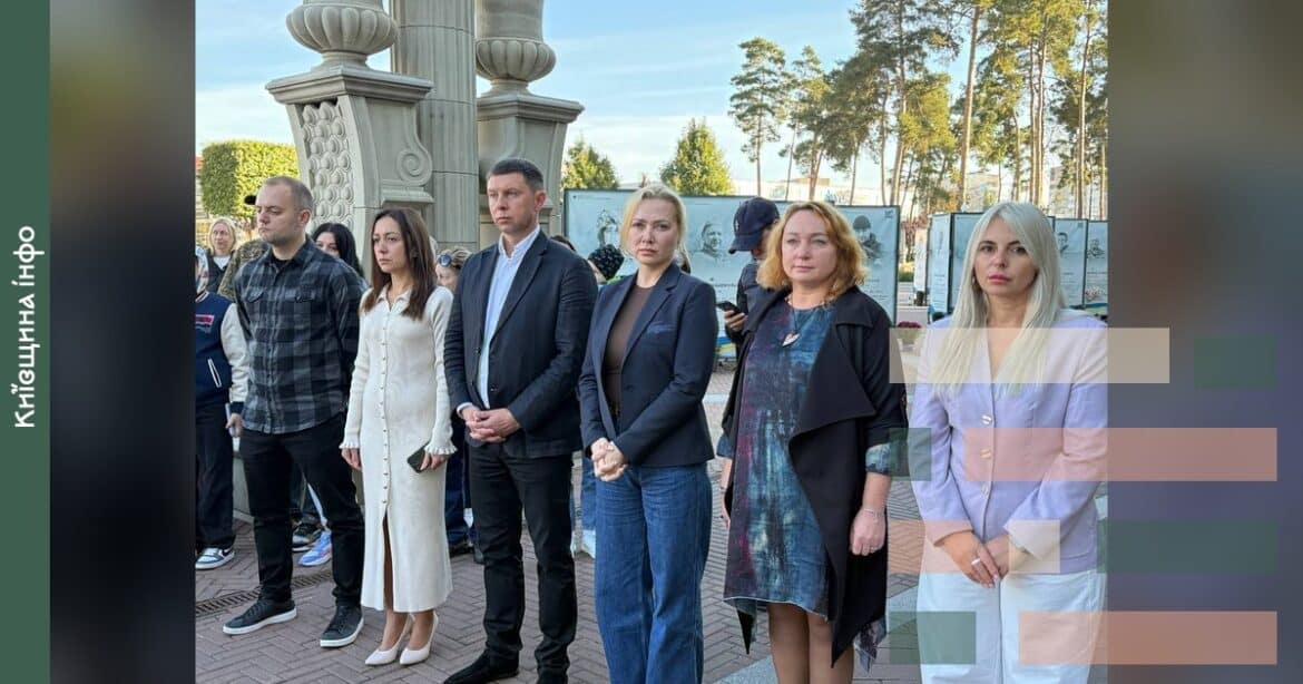 Урочистий захід у Ірпені на честь захисників України з посадовцями та гостями біля пам'ятника