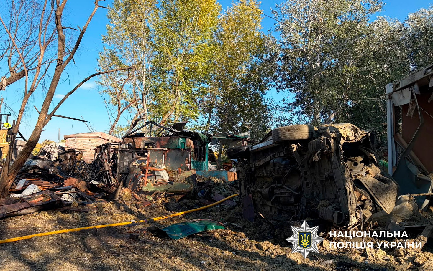 Повністю знищені та обгоріли автомобілі та будівельне обладнання на території станції