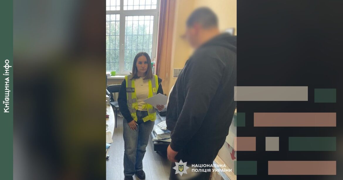 Поліцейська офіцерка у жовтому жилеті проводить слідчі дії з чоловіком у приміщенні під час розслідування викрадення