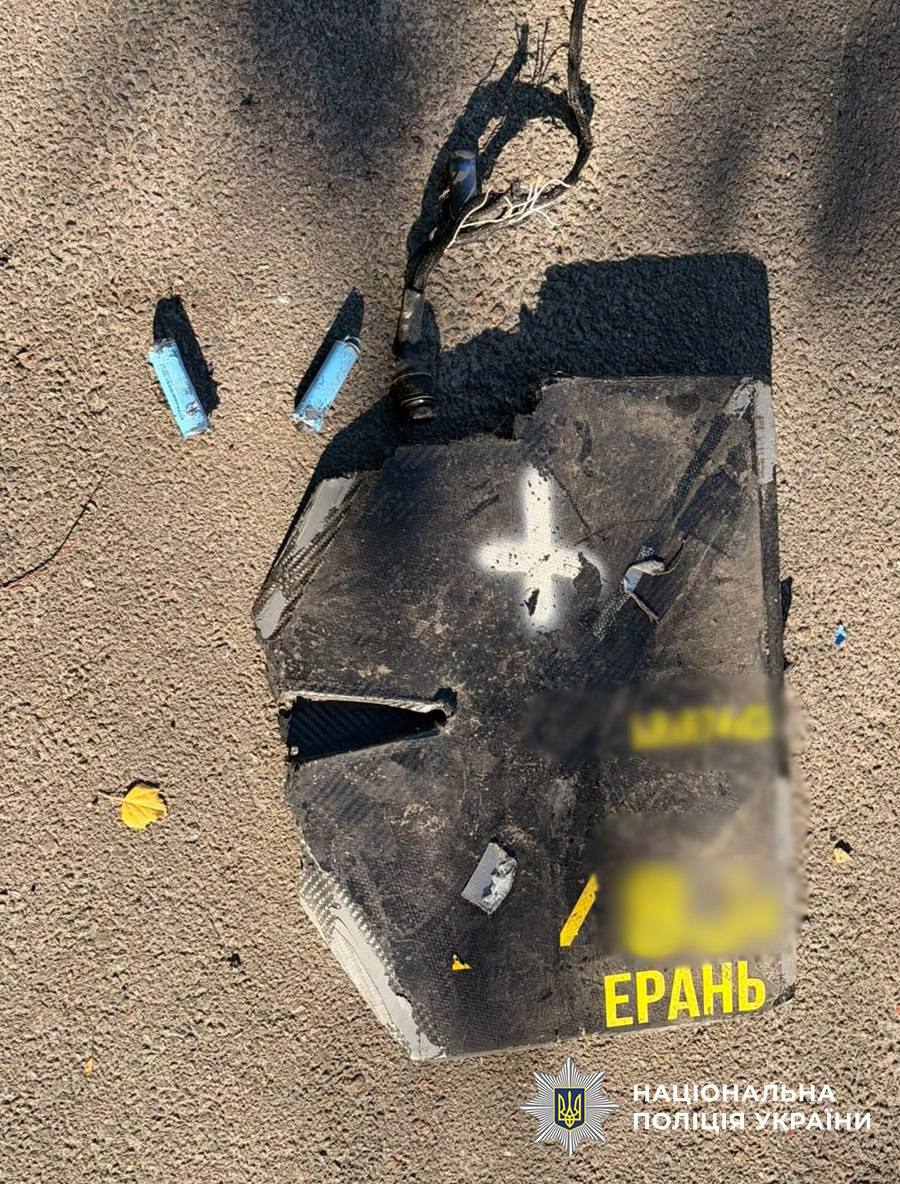 Обгоріла металева пластина та обривки проводів від дрона, знайдені на місці атаки