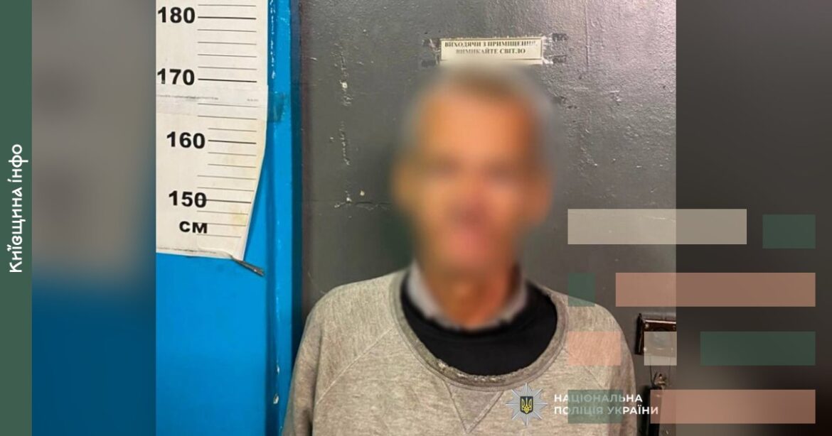 Затриманий чоловік перед вимірювальною лінійкою в поліцейському відділенні під час розслідування крадіжки телефону в метро