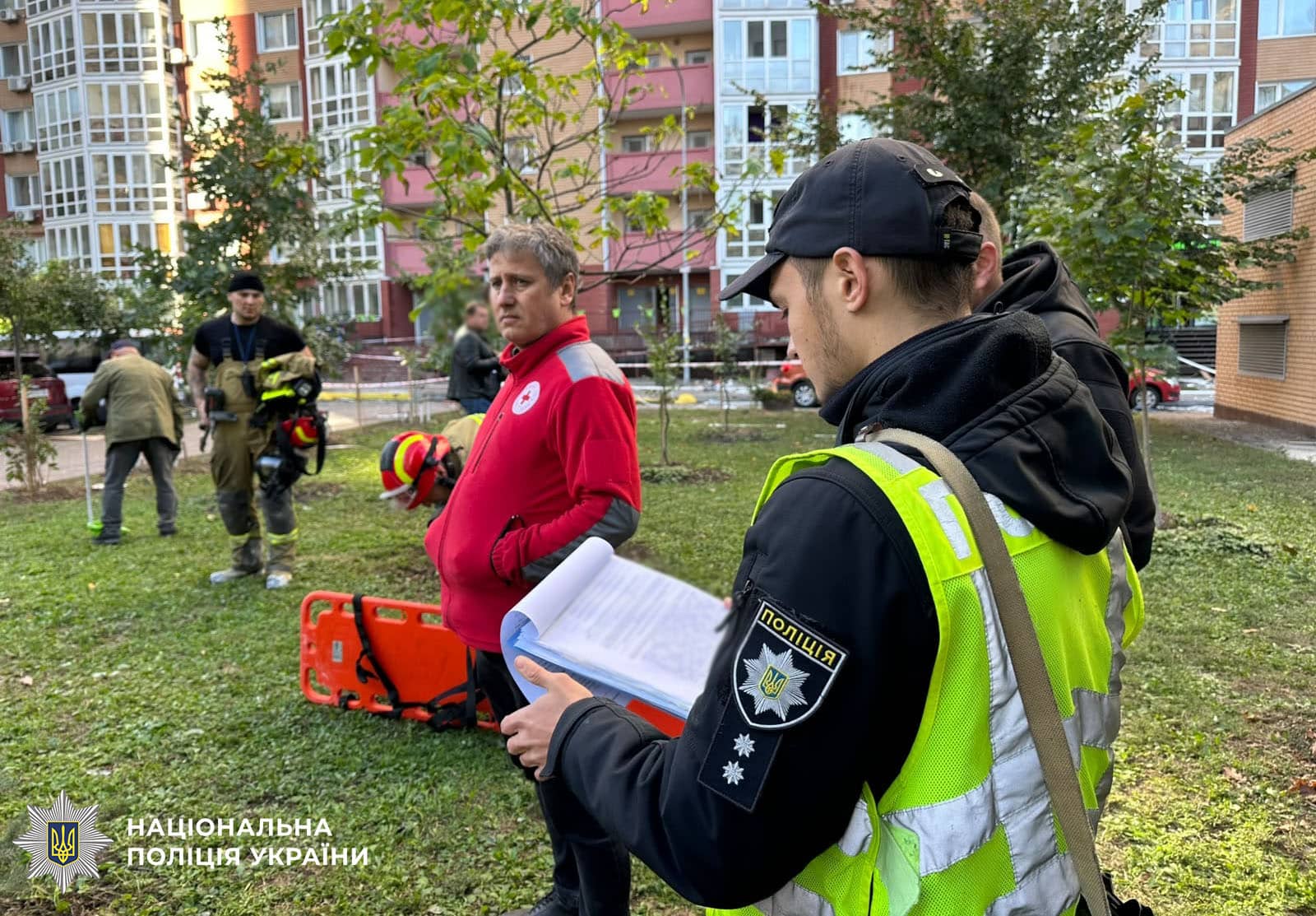 Поліцейські і рятувальники працюють на місці eventos біля жилого будинку після атаки безпілотника