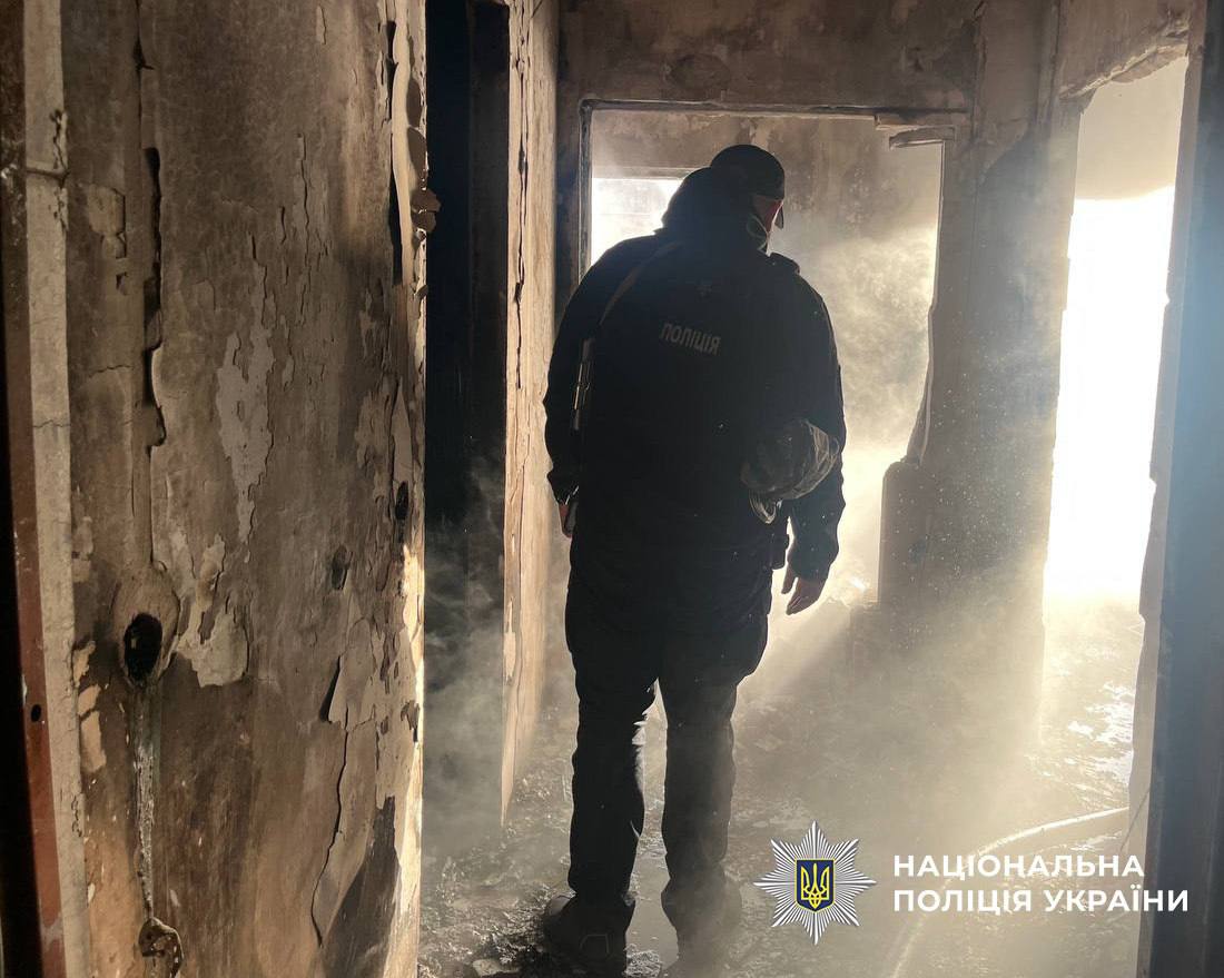 Поліцейський проходить крізь задимлений коридор будинку під час обстеження місця пошкодження