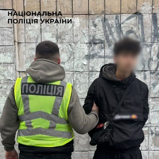 Поліцейський з затриманою особою під час розслідування справи про розповсюдження наркотиків
