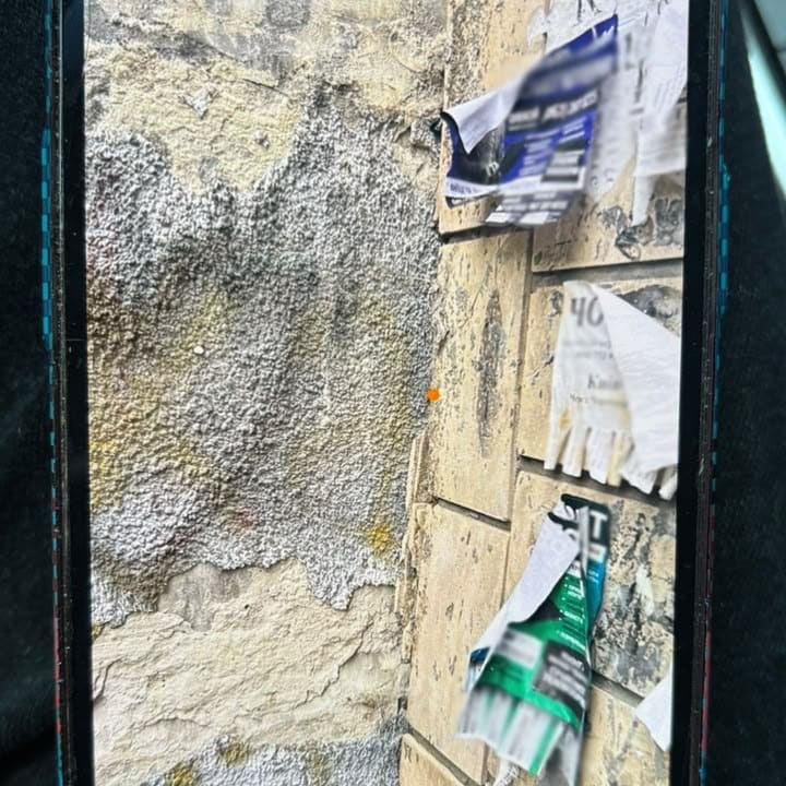 Графія місця схованки наркотиків на стіні будинку, відправлена покупцю