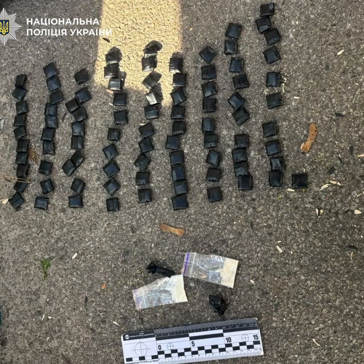 Усі вилучені згортки з психотропною речовиною розкладені для фіксації та експертизи