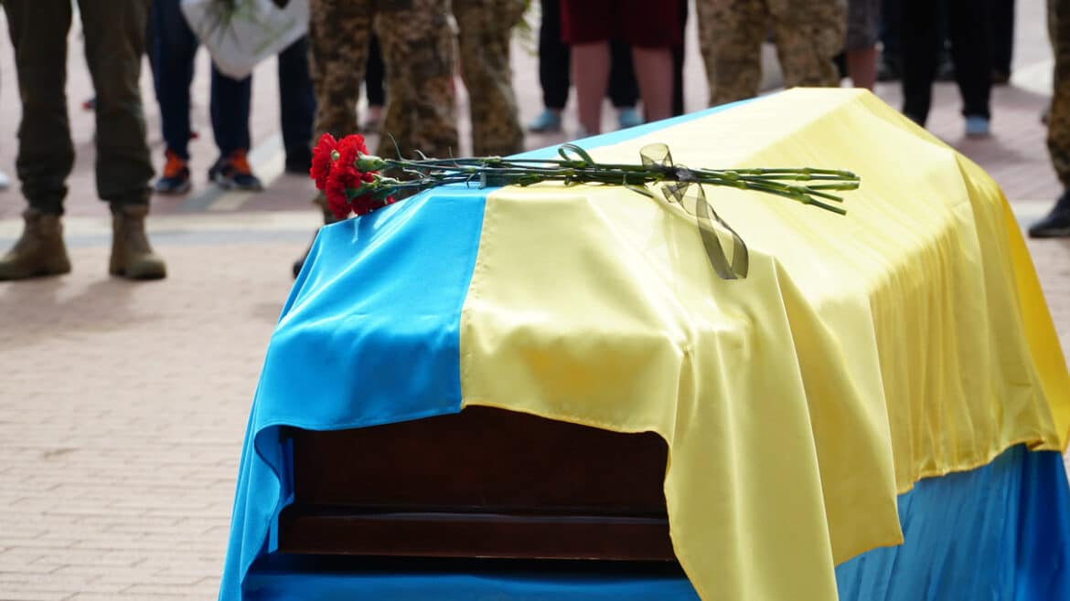 Загиблий український воїн - похорон, труна з українським прапором
