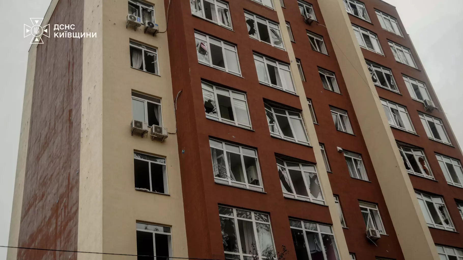 Вибиті вікна у багатоповерховому житловому будинку після обстрілу