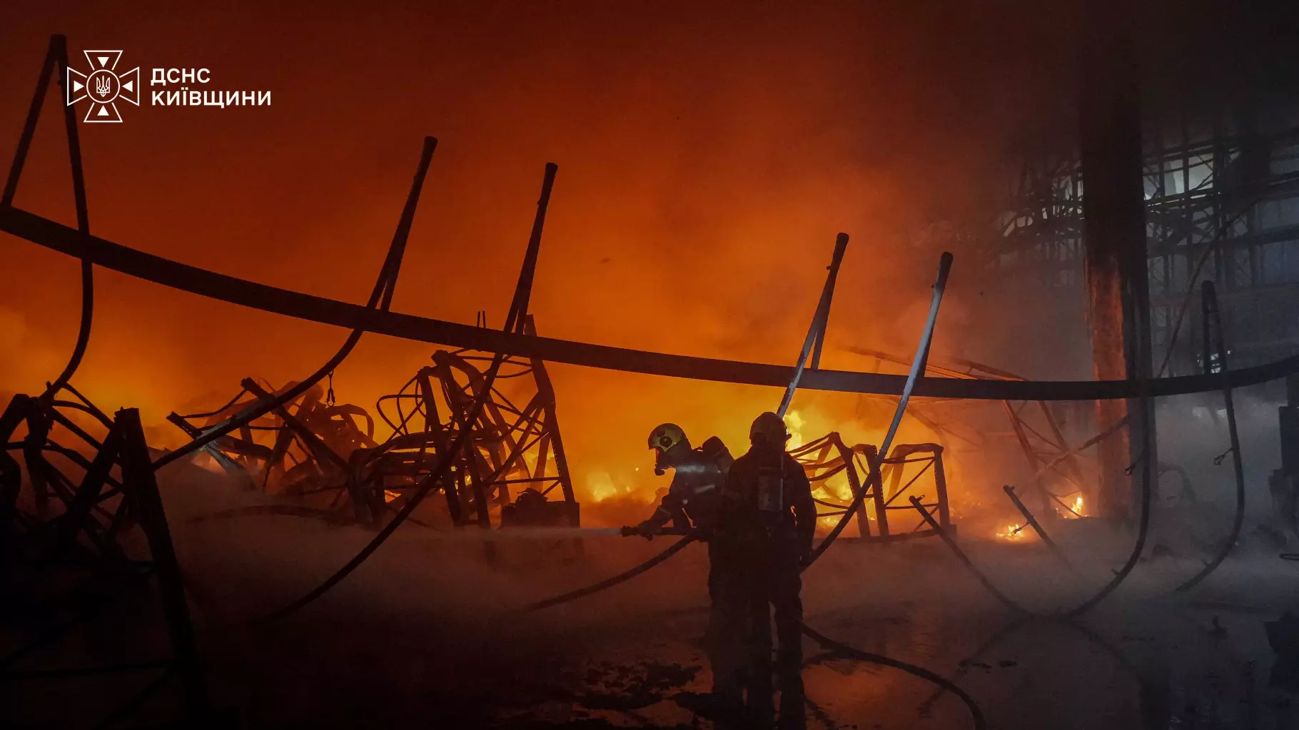 Рятувальники гасять пожежу у складському приміщенні після обстрілу