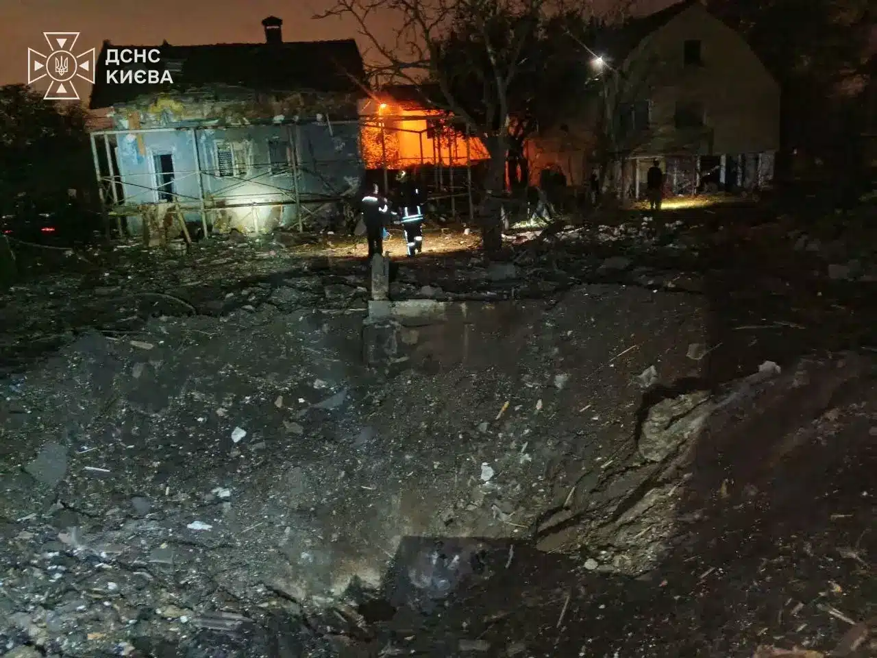 Вирва та пошкоджені приватні будинки, поруч працюють рятувальники