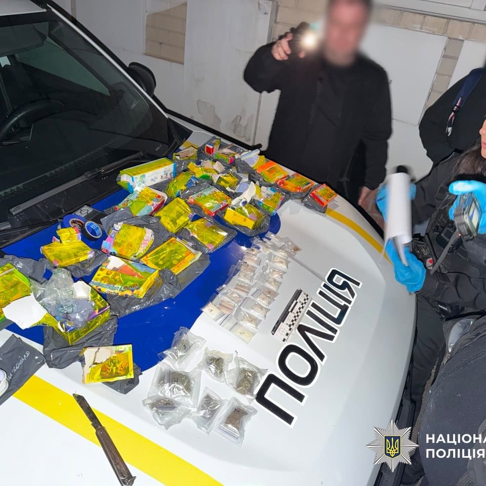 Кілограм наркотиків у коробках із дитячими пазлами: кияночку затримали перед відправкою “товару” поштою