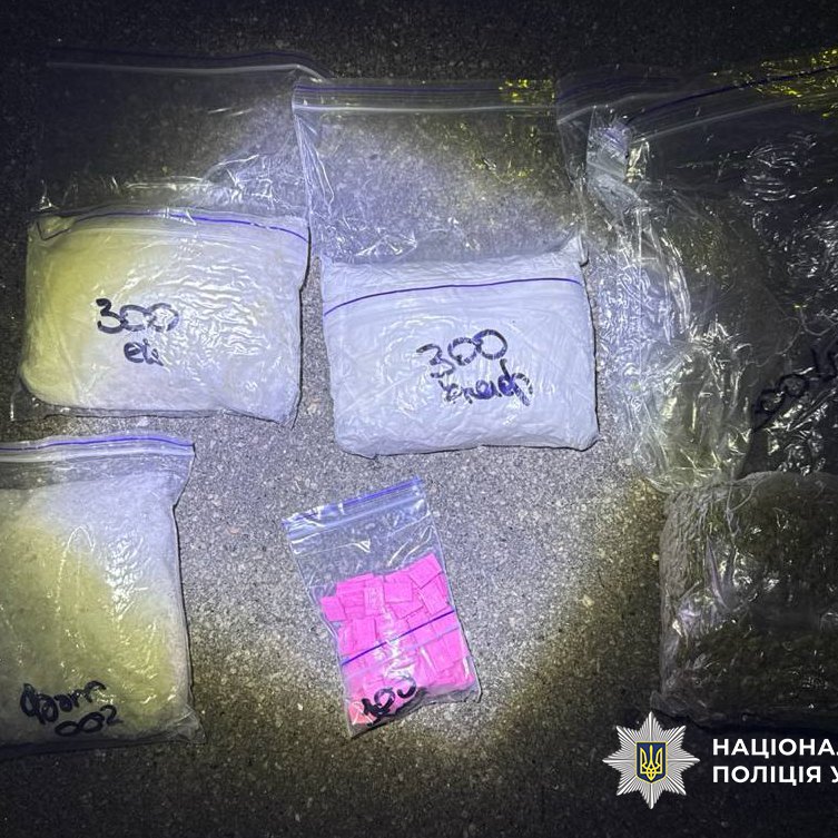 Кілограм наркотиків у коробках із дитячими пазлами: кияночку затримали перед відправкою “товару” поштою — фото 6