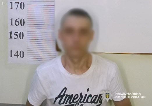 Чоловік з розмитим обличчям у білій футболці з написом American стоїть перед ростоміром