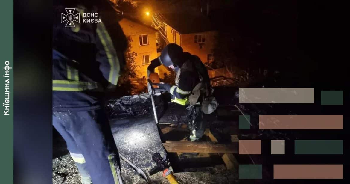 Рятувальники з фонариками гасять пожежу на покрівлі новобудови у Голосіївському районі Києва