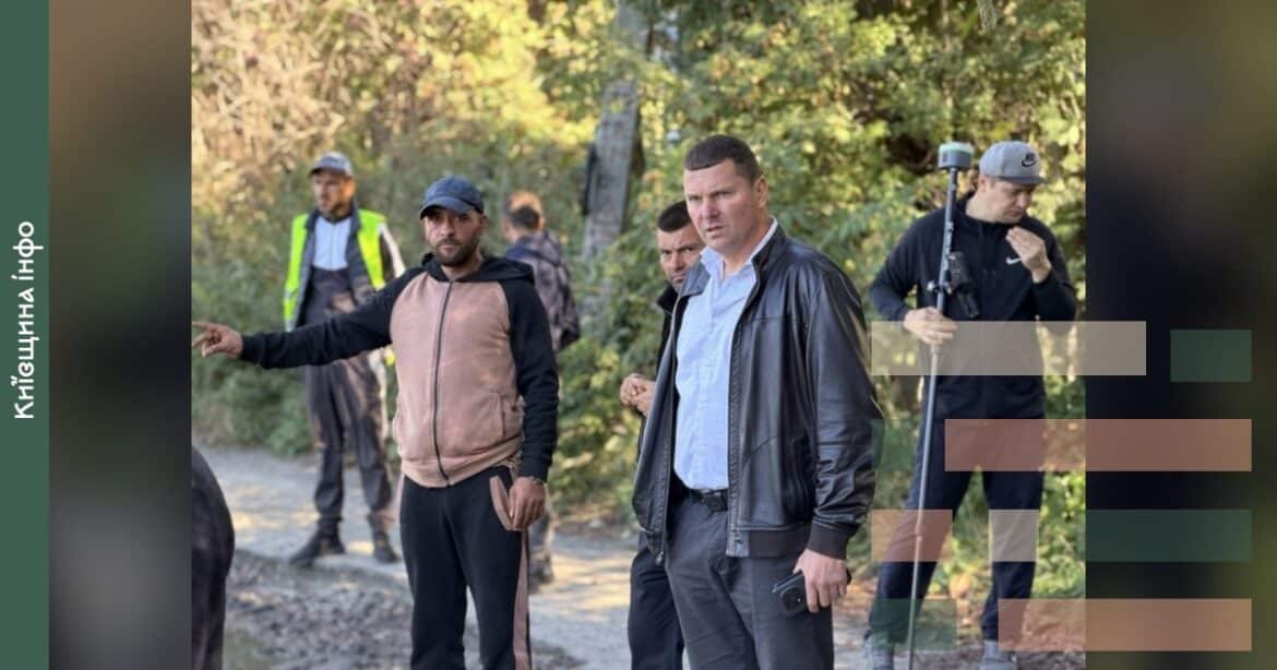 Працівники громади та чиновник оглядають дорожні роботи в селі Хотів під час робочого виїзду