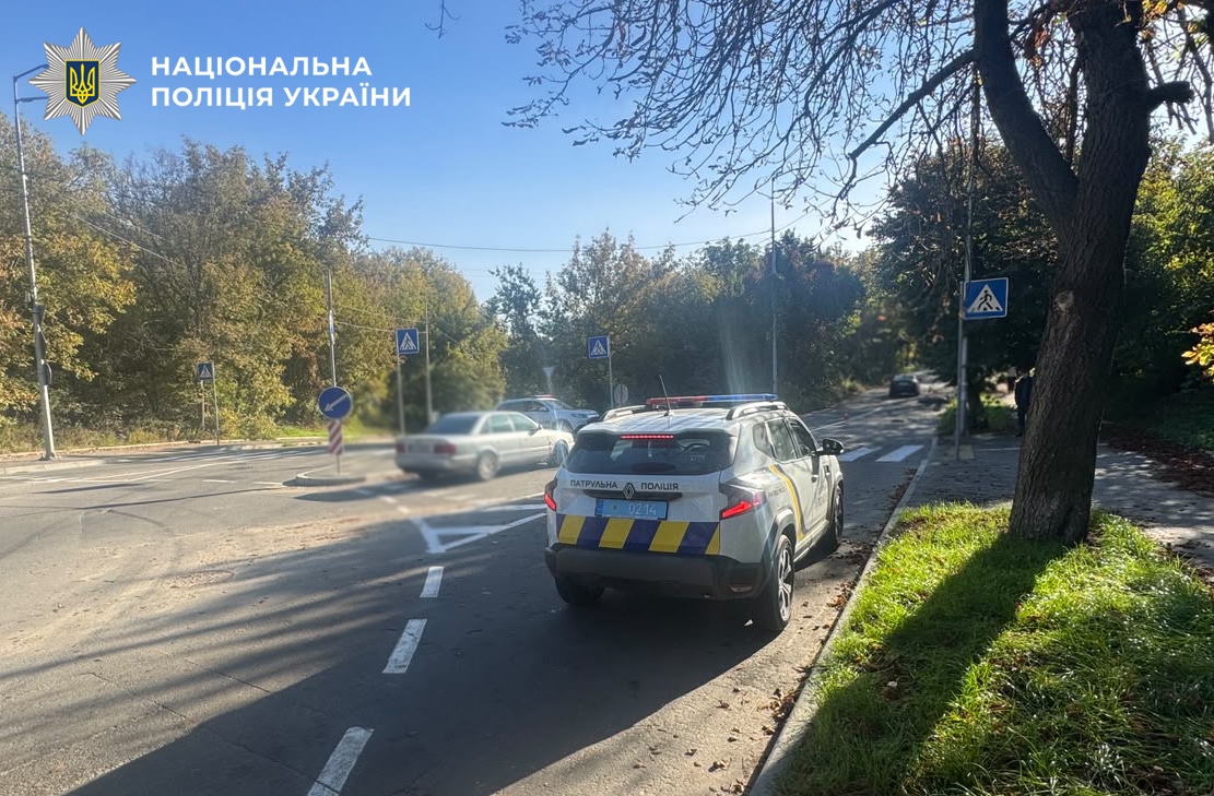 Автомобіль Національної поліції України припаркований на узбіччі дороги під час розслідування ДТП