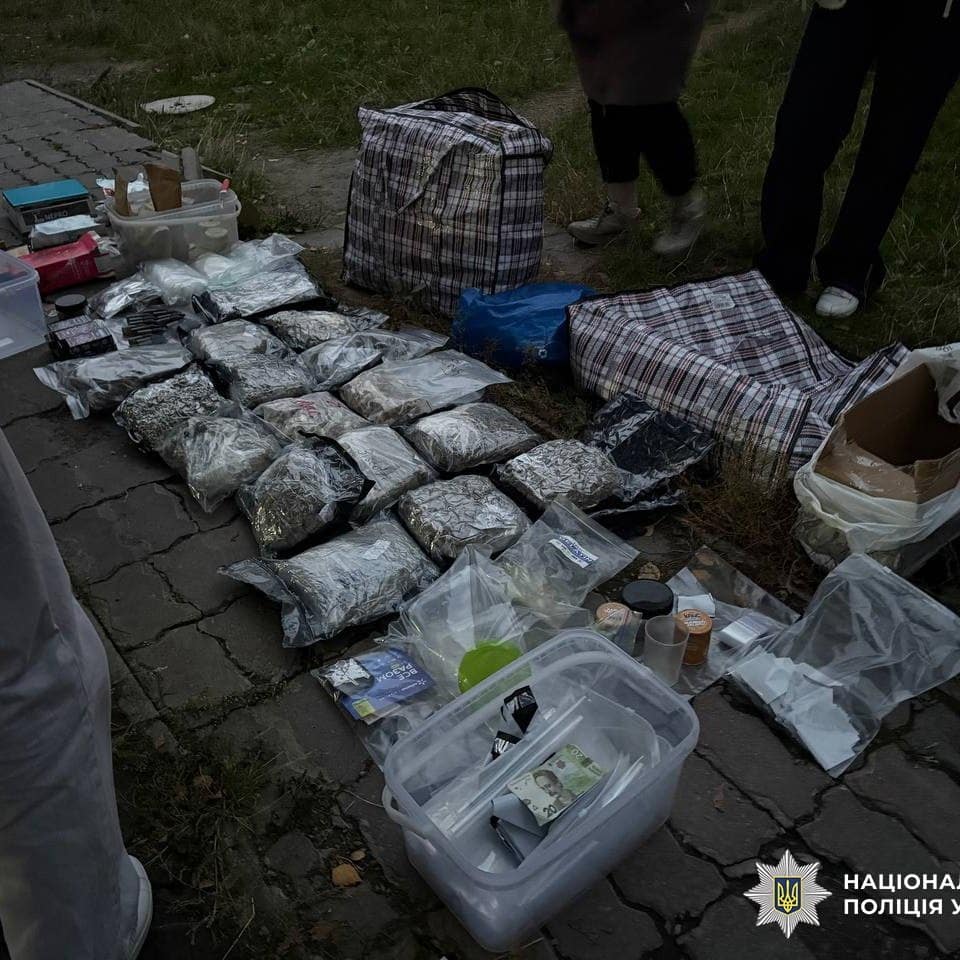 Кияни ховали наркотики на 10,5 мільйона гривень у собачому кормі та милі - викрито канал збуту по всій Україні