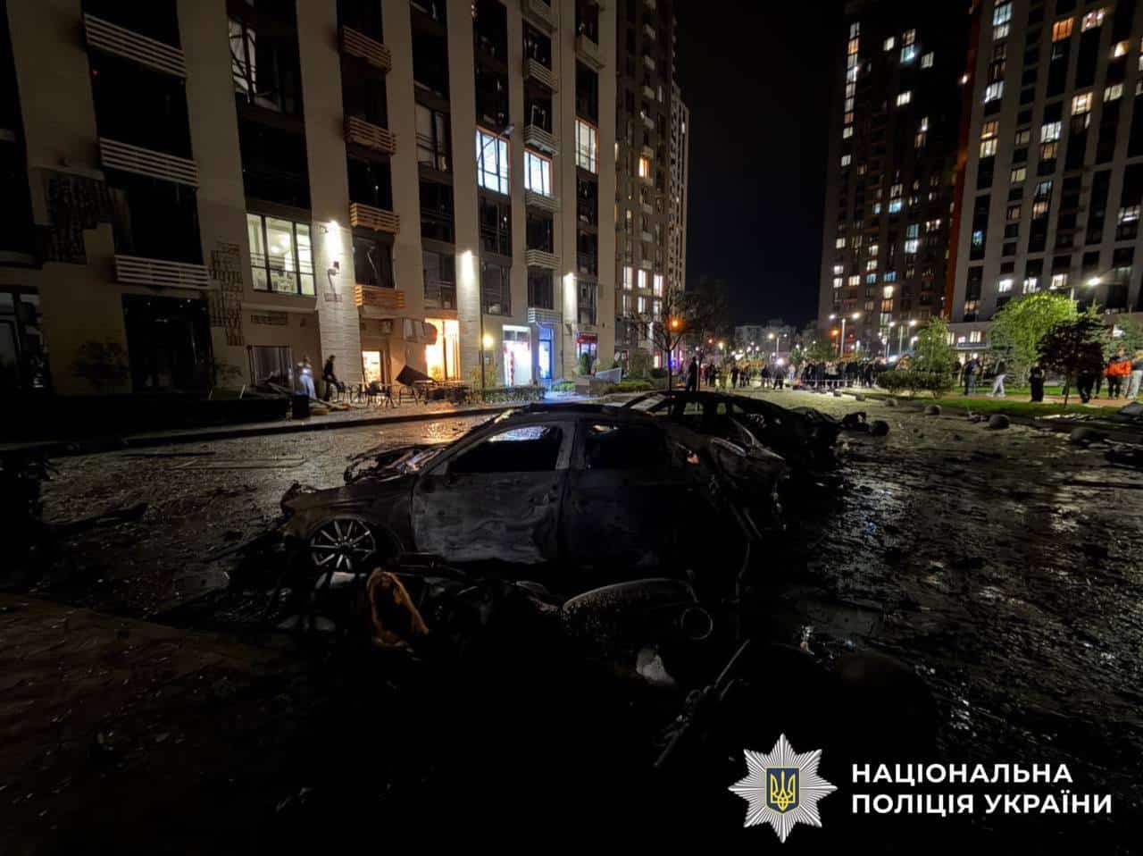 Спалений автомобіль на території житлового комплексу після удару ворожого безпілотника в Дарницькому районі