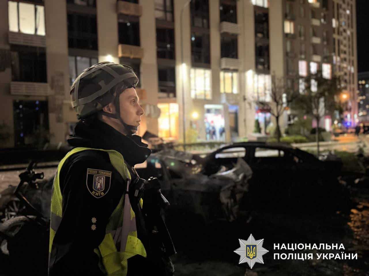 Поліцейський у захисному спорядженні під час роботи на місці атаки на житловий комплекс