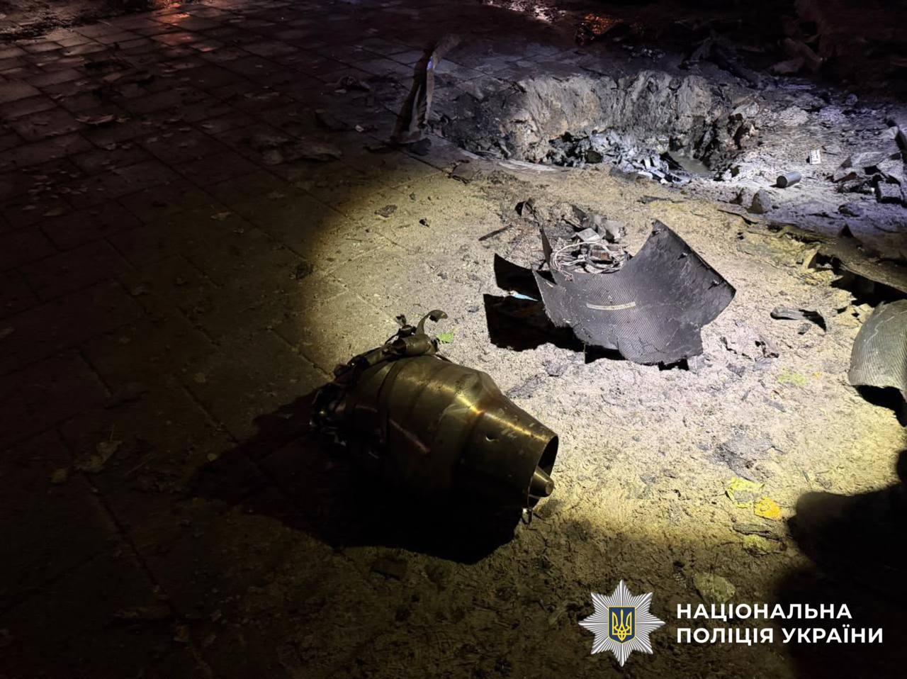 Уламки безпілотника та обломки будівельних конструкцій на місці попадання в двір житлового комплексу