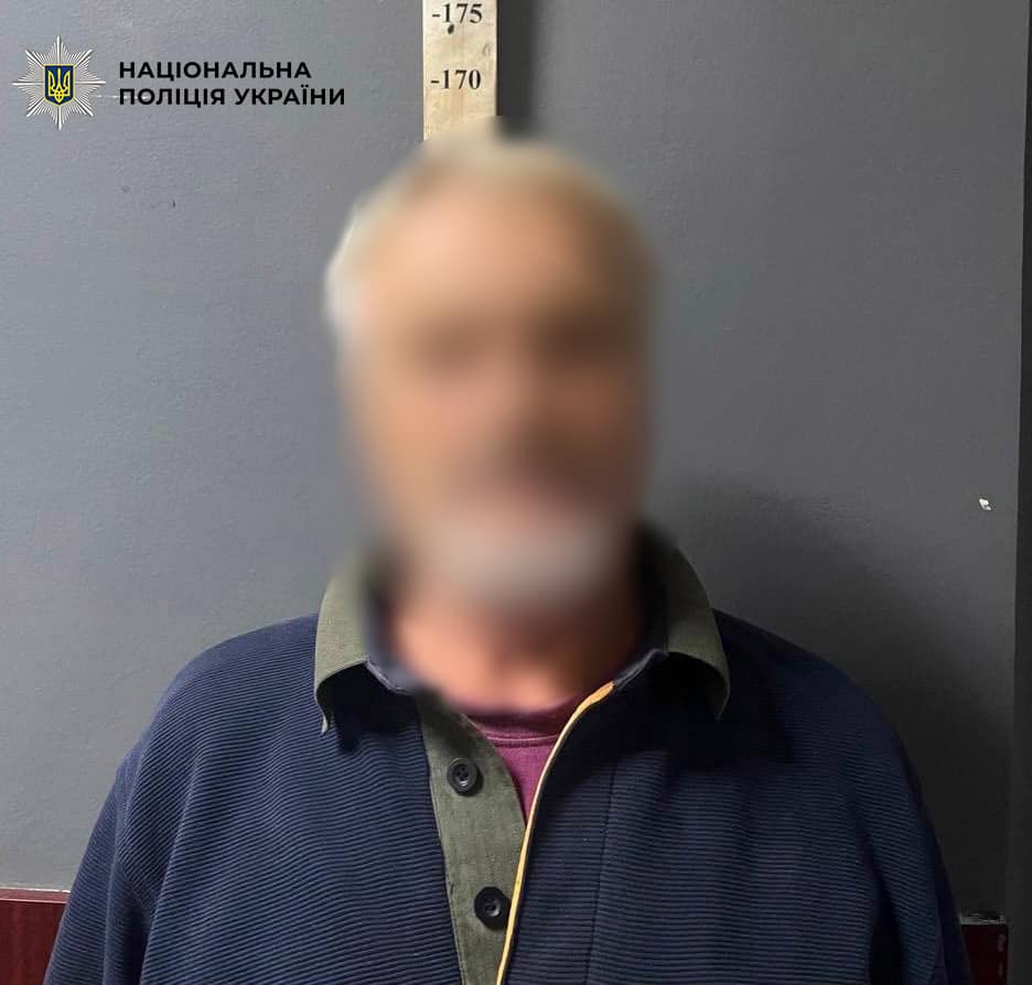 Затриманий п'яний чоловік під час затримання поліцією за стрілянину з балкону восьмого поверху Києва