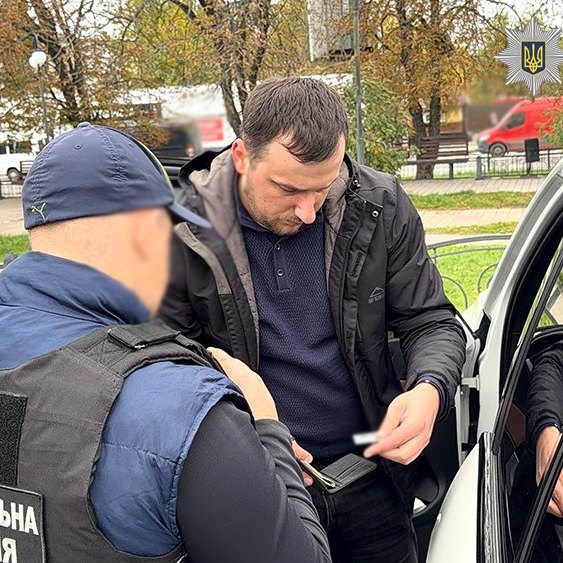 Київлянка організувала схему фіктивної інвалідності за 20 тисяч доларів, щоб допомагати чоловікам уникати мобілізації