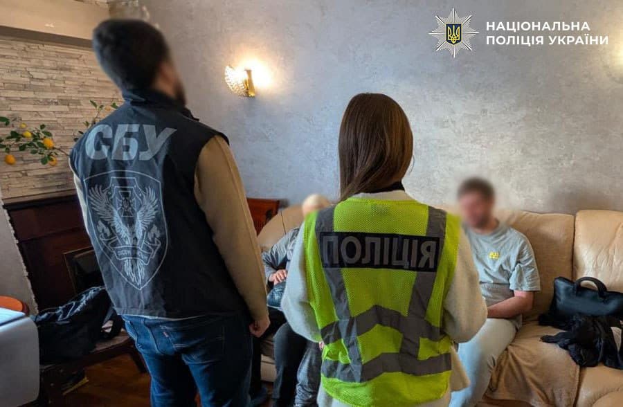 Поліцейські та співробітник СБУ проводять затримання під час операції по розкриттю схеми з лікарями та организатором