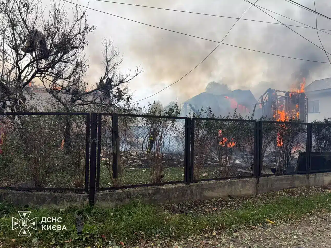 Горіючі будинки та дим від пожежі в приватному секторі Дарницького району під час атаки